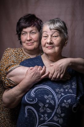 The Story of Nadezda & Natalia who fled the war in Ukraine. Portrait for the exhibition Voices of the future by Martin Thaulow. | Портрет для виставки "Голоси майбутнього" Мартіна Таулоy.